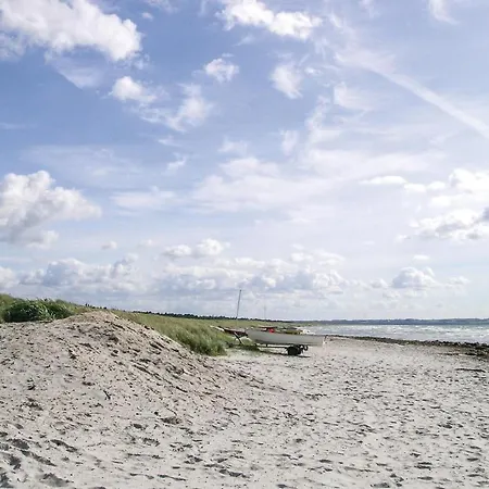 Three-bedroom Holiday In Højby